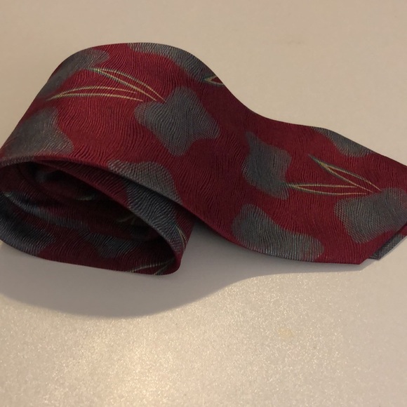 Giorgio Armani Tie/ Burgundy Print - Picture 6 of 8